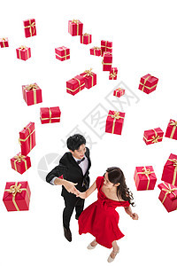 圣诞礼物美女异恋跳舞的青年伴侣和礼物图片