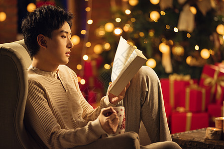 圣诞礼物温暖快乐青年男人在家享受休闲时光图片