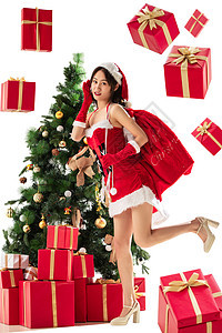 自信背着成年人穿着圣诞服的年轻女人和圣诞礼物图片