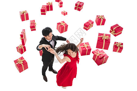 微笑惊喜春节跳舞的青年伴侣和礼物图片