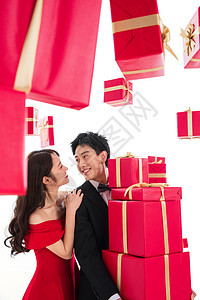愉悦套装20多岁快乐的青年伴侣抱着礼品盒图片