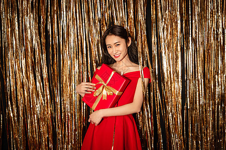春节高兴的亚洲人时尚自信的青年女人拿着礼物图片
