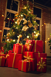 堆叠气球金色圣诞树和圣诞礼物图片
