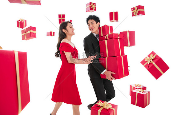 异恋红色两个人快乐的青年伴侣抱着礼品盒图片