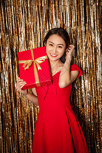 红色礼品盒骄傲漂亮的青年女人拿着礼物图片