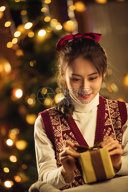 一个青年女人金色美女收到礼物的青年女人图片