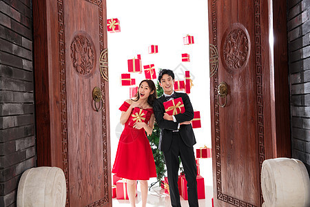 自信堆叠春节抱着礼物的青年伴侣图片