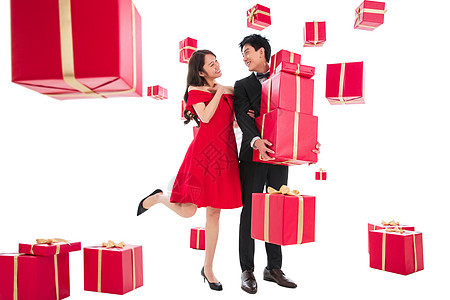 20多岁乐趣高兴的快乐的青年伴侣抱着礼品盒图片