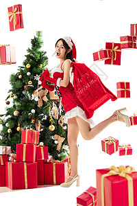 长发享乐青年人穿着圣诞服的年轻女人和圣诞礼物图片