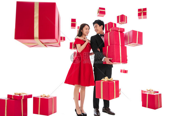 套装交流堆叠快乐的青年伴侣抱着礼品盒图片