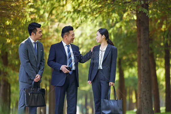 户外商务人士形象图片