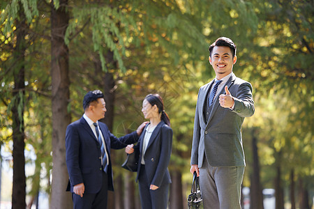 商务人士户外竖大拇指点赞形象图片