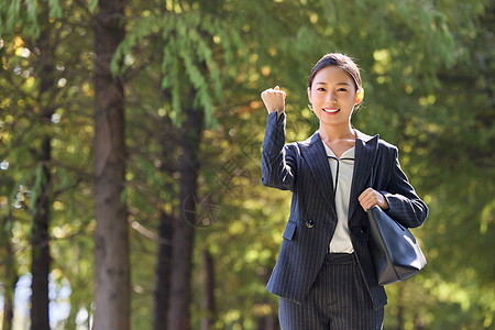 商务女性户外加油形象图片