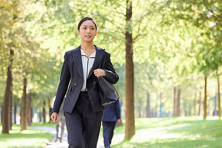 商务女士上班通勤路上图片