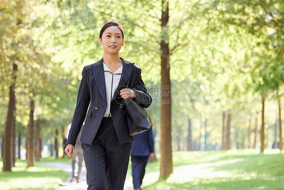 商务女士上班通勤路上图片