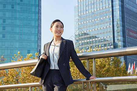 商务女士户外形象图片