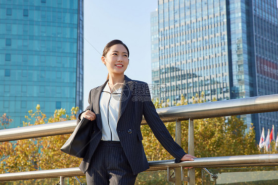 商务女士户外形象图片