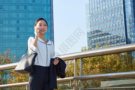 商务女性户外天桥上打电话图片素材