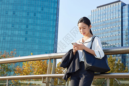 商务女性天桥上使用手机图片