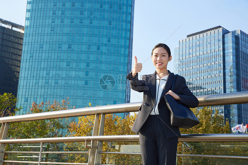 商务女士户外点赞形象图片