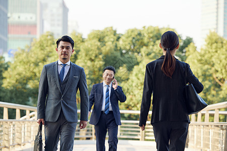 商务人士上班通勤路上图片