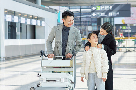 一家人乘坐飞机旅游出行图片