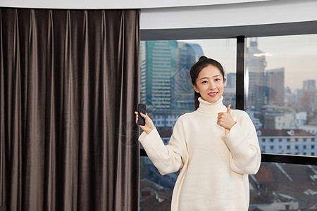 室内景观女性使用遥控操作智能窗帘点赞手势背景