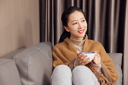 穿浴袍美女思考冬日女性手捧咖啡杯思考背景