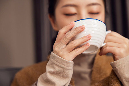 青年女性居家喝咖啡特写图片