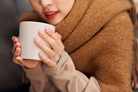 冬日居家女性手捧咖啡杯特写图片