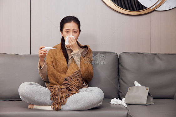 居家女性生病量体温图片