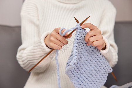 居家织毛衣的冬季女性手部特写高清图片