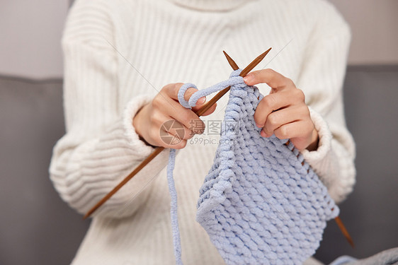 居家织毛衣的冬季女性手部特写图片