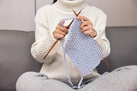 居家织毛衣的冬季女性特写图片