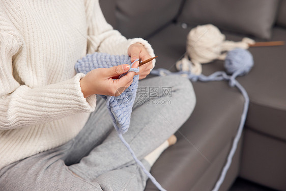 冬季女性居家织毛衣特写图片