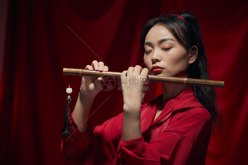 古装美女吹笛子形象图片