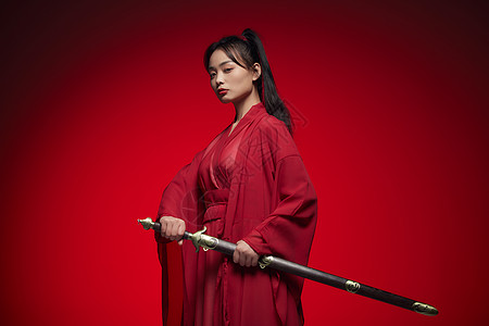 动画古代人手持宝剑的古装武侠美女背景