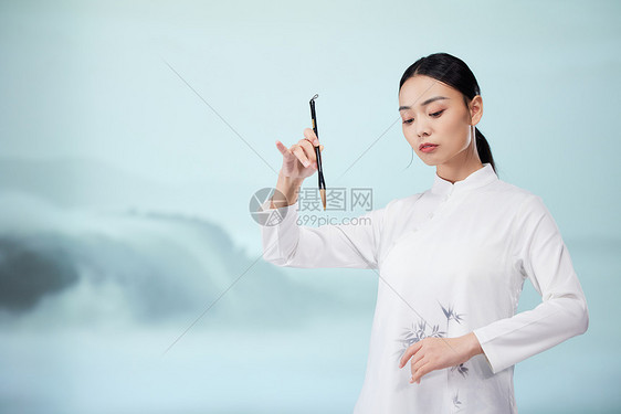 中国风美女手拿毛笔图片