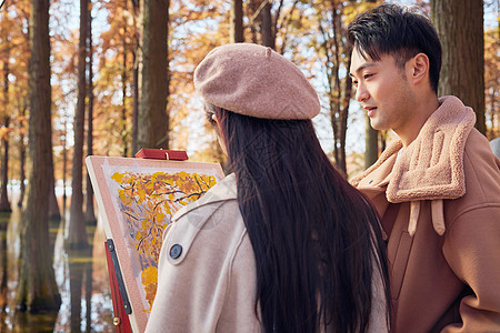 秋季情侣在树林里画画背影图片