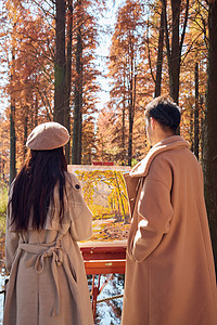 阳光洒在树林里秋季情侣在树林里画油画背影背景