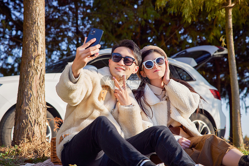 年轻情侣自驾出游休闲娱乐