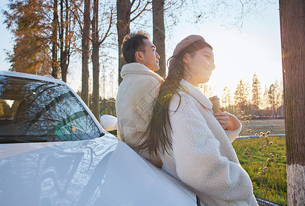 春背影夕阳下靠在车边的情侣背景