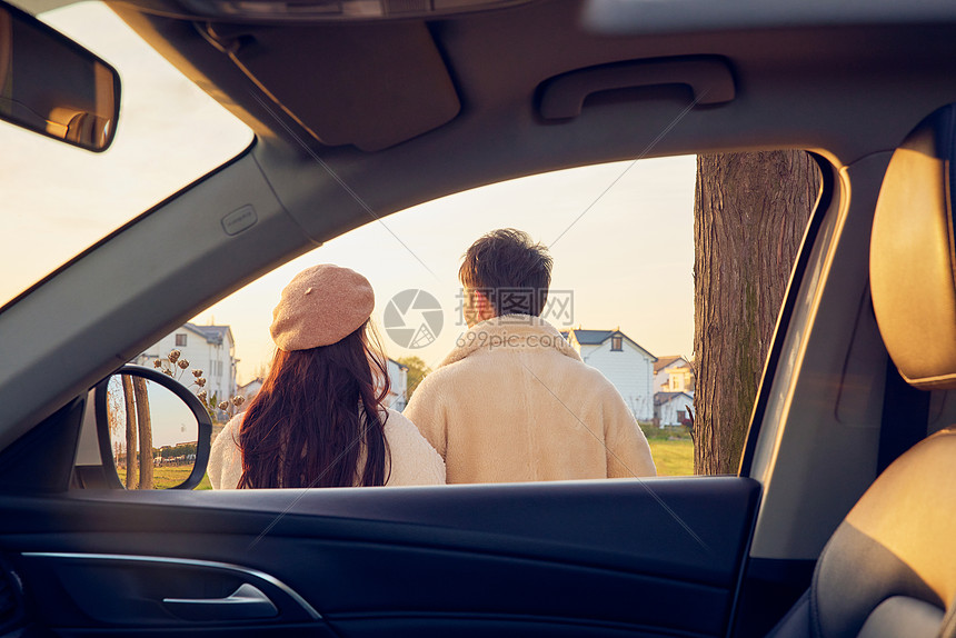 夕阳下靠在车边的情侣背影图片