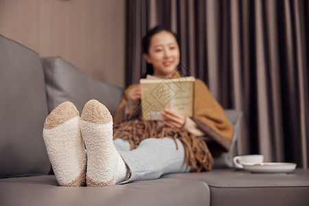 沙发上看书的冬日居家女性穿厚袜子图片