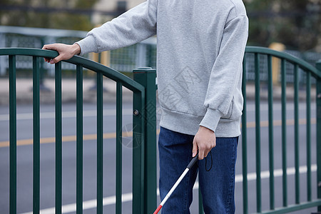 视盲人士外出使用盲杖探路图片