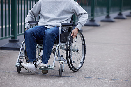 男性户外坐轮椅特写图片