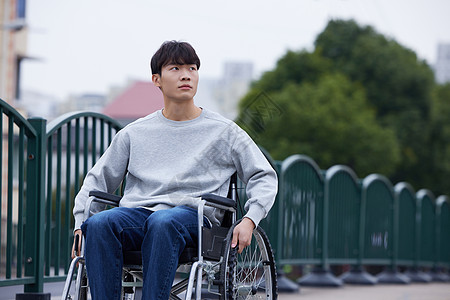 青年男性坐轮椅外出图片素材