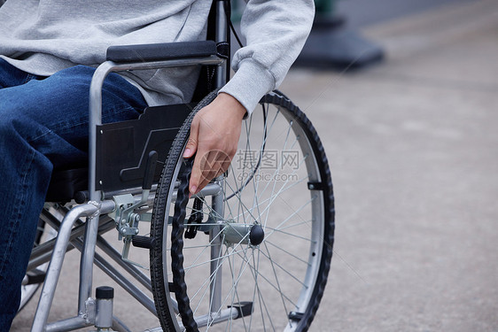 户外坐轮椅的男性特写图片
