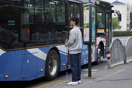 国际青年日视盲青年公交车站等公交车出行背景