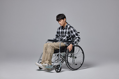 青年男性坐轮椅图片